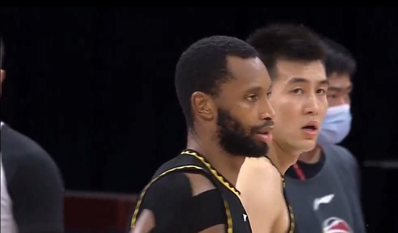 但是，对方都是陈泽楷的狗，这就有些棘手了，万一得罪了陈泽楷，那岂不是得不偿失？就在这时，他们闹的动静，在大堂里吸引了不少人的注意。